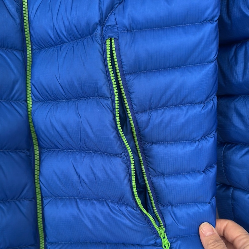Blue and Green Puffer Jacket with Quilted Design and Attached Hood - Picture 5 of 10